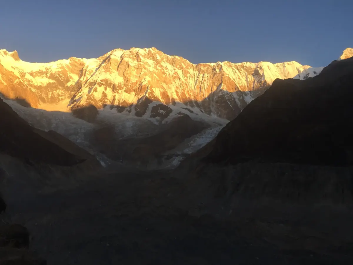Montañas nevadas encendidas por la luz del alba